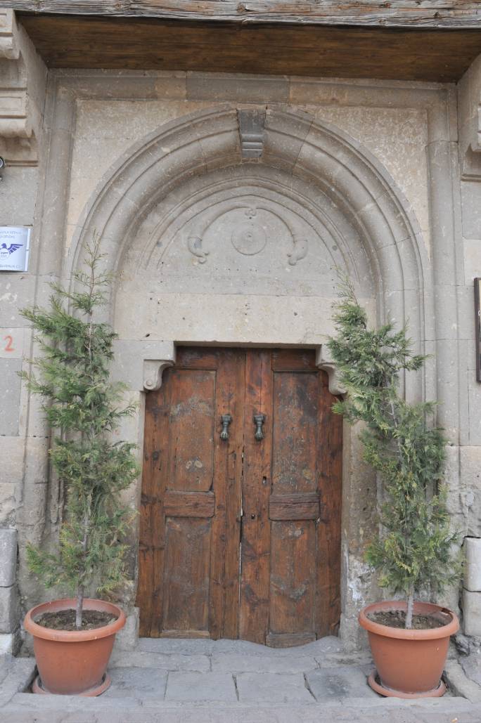 Sultanidis Konağı KÜN Rektörlük Binası Kapısı